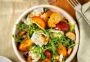 Rezept – Rucola-Salat mit Honig-Pfirsichen und Büffelmozzarella