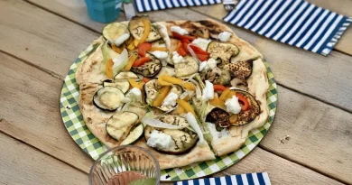 Emmer-Pizza vom Grill mit gegrilltem Gemüse