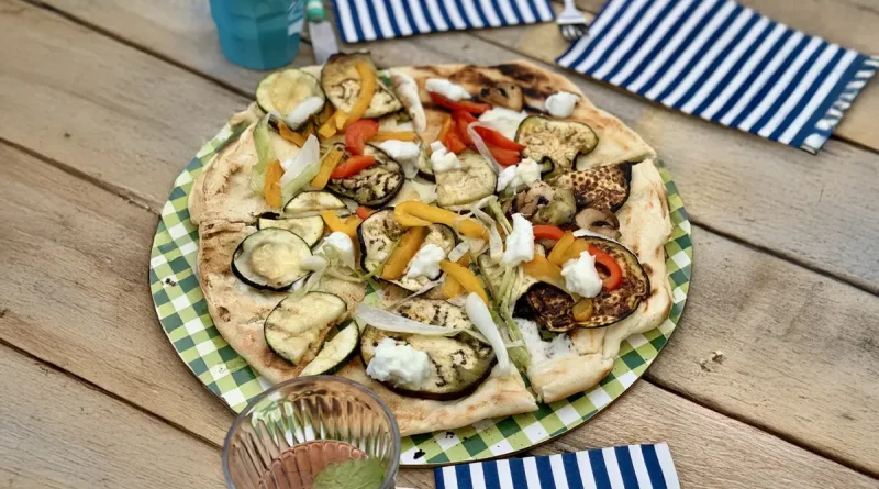 Emmer-Pizza vom Grill mit gegrilltem Gemüse